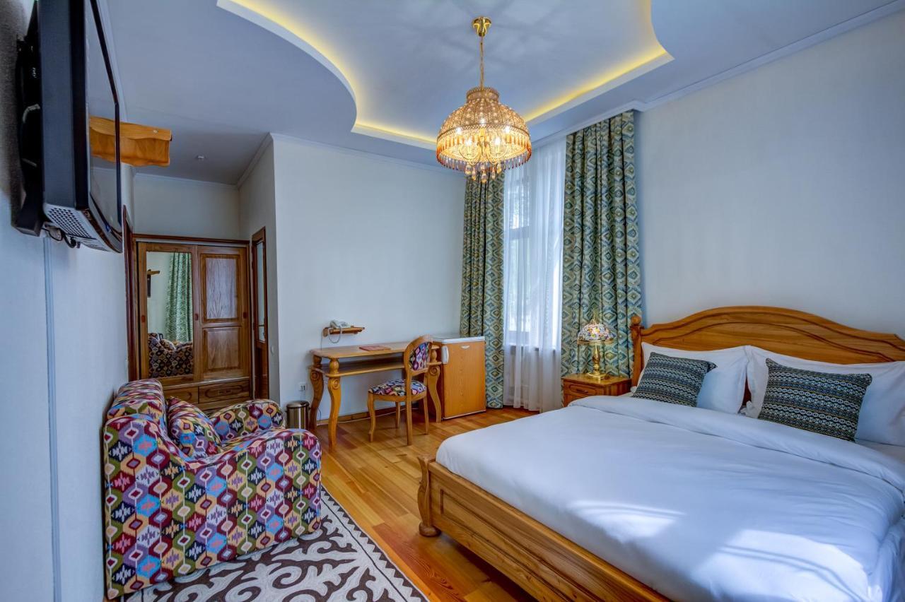 Navat Hotel Bishkek Bagian luar foto